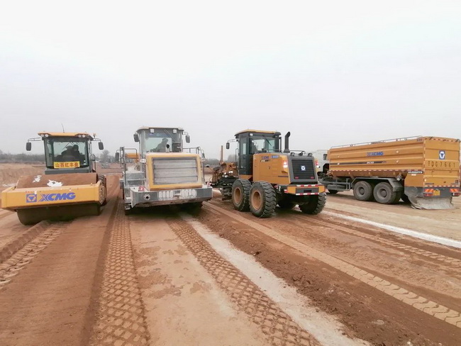MK体育（中国）国际平台成套化道路机械在黎霍高速施工