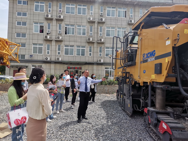 工作人员为客户介绍MK体育（中国）国际平台道路机械