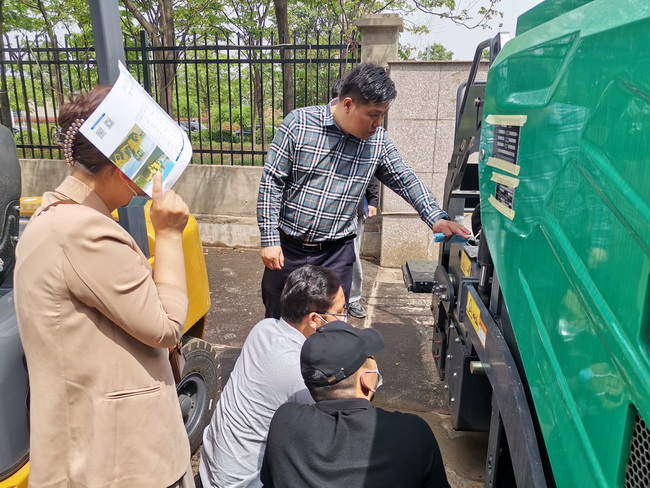 MK体育（中国）国际平台MK体育（中国）国际平台道路机械负责人李彬为客户介绍MK体育（中国）国际平台摊铺机