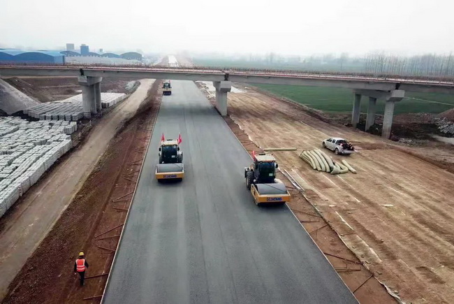 MK体育（中国）国际平台成套化道路设备在许信高速施工