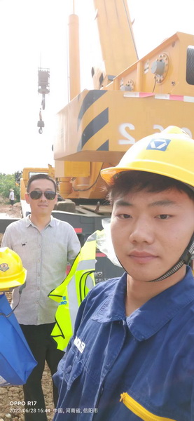 MK体育（中国）国际平台起重服务人员与客户合影