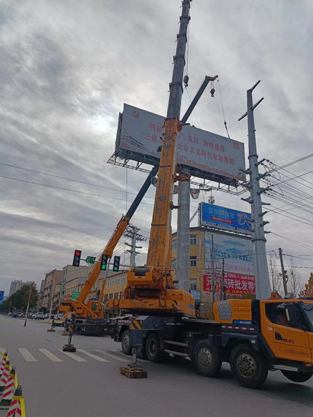 MK体育（中国）国际平台XCT220起重机在河南舞阳市迎宾大道吊装作业